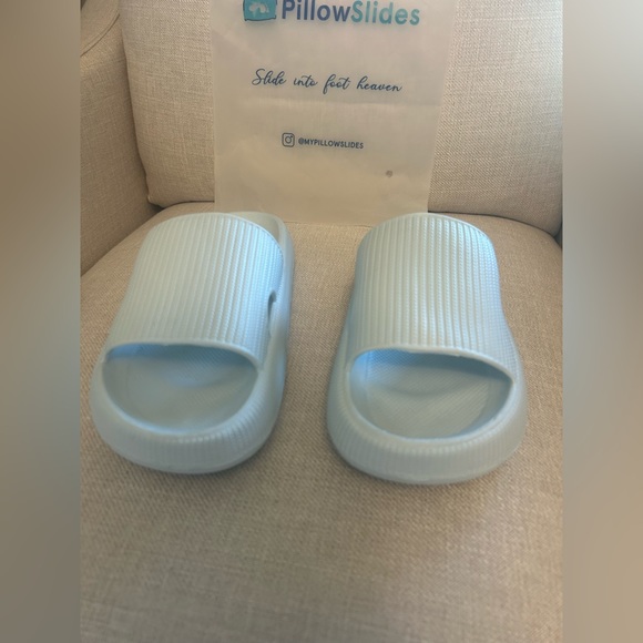 NWT Brand New Light Blue Pillow Slides - Picture 7 of 7